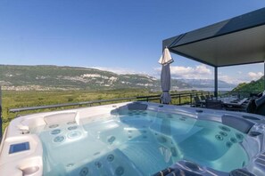 Ein Whirlpool mit Panoramablick auf eine gebirgige Landschaft.