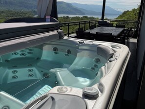 Ein Whirlpool mit Blick auf Berge und einen See.