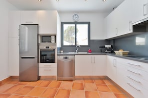 Private kitchen - Villa 'Cana Clara' with private pool, Wi-Fi and air conditioning (Cala Llenya)