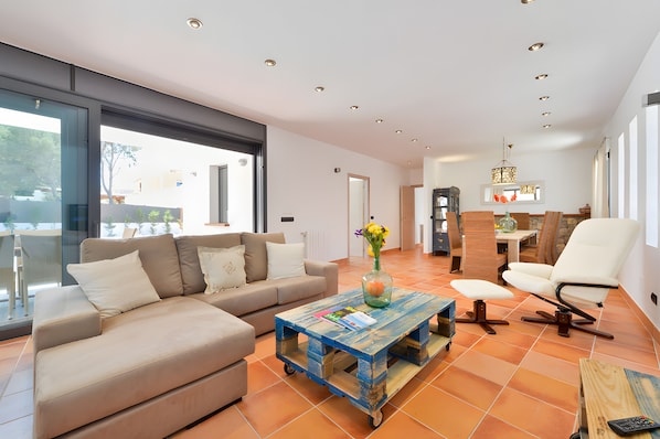 Living area - Villa 'Cana Clara' with private pool, Wi-Fi and air conditioning (Cala Llenya)
