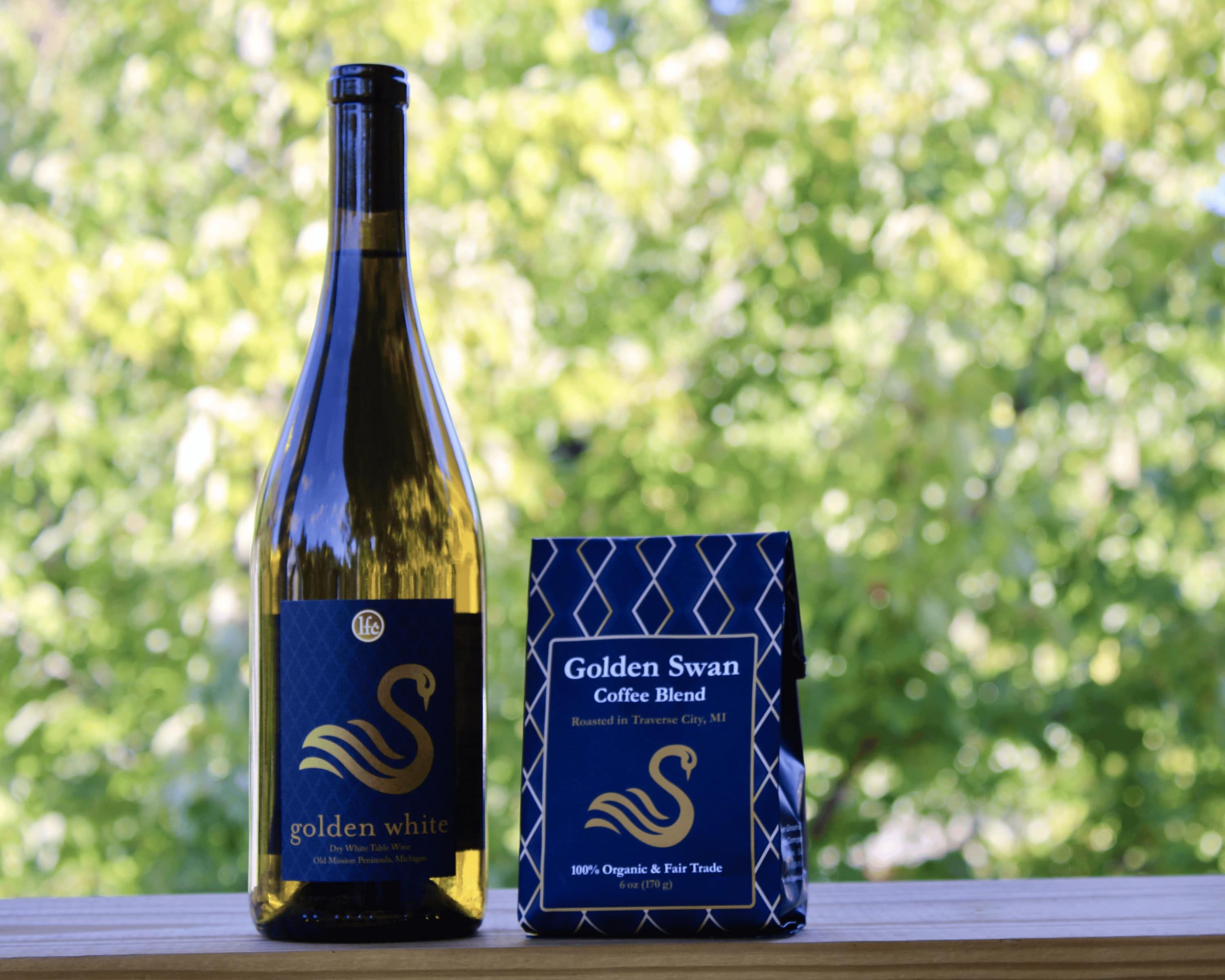Pullo «Golden White» -viiniä ja pakkaus «Golden Swan Coffee Blend» -kahvisekoitusta.