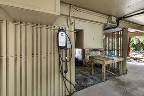 Una cambra de servei amb un generador, una taula de fusta i una porta metàl·lica.