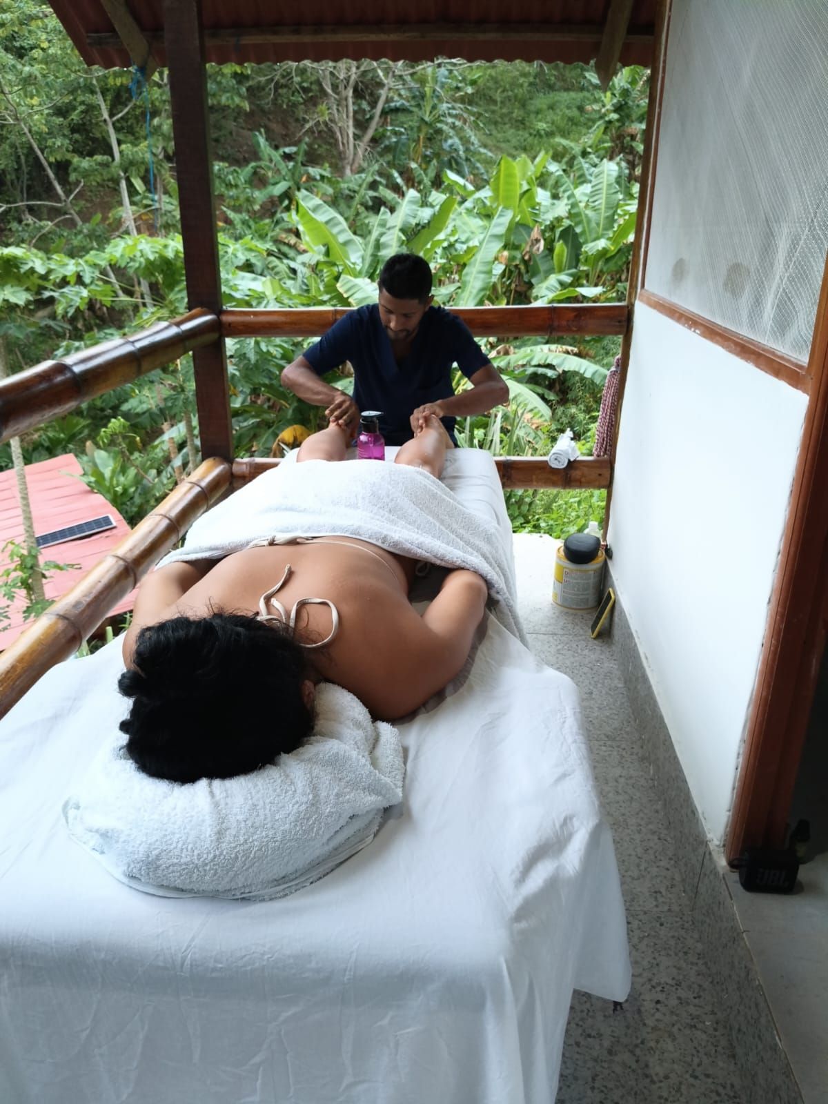 Sessão de massagem em um espaço com vista para vegetação exuberante.