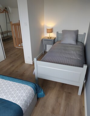 Room - Holiday home 'Le Gîte De Burguin' with private terrace, shared garden and Wi-Fi (Saint-Avé)