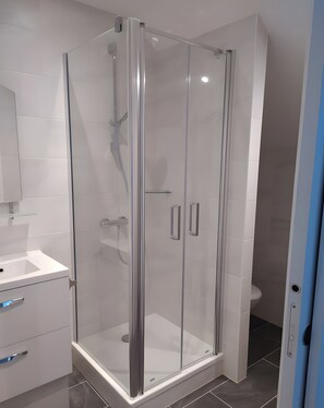 Bathroom - Holiday home 'Le Gîte De Burguin' with private terrace, shared garden and Wi-Fi (Saint-Avé)