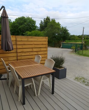 Outdoor dining - Holiday home 'Le Gîte De Burguin' with private terrace, shared garden and Wi-Fi (Saint-Avé)