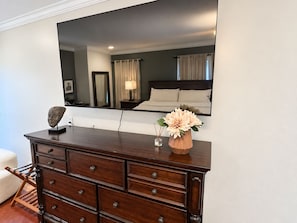 A dark wooden dresser with drawers and a mirror above it. - 4 Bedroom Fleetwood Gem-City Access, Suburban Comfort (Mount Vernon)