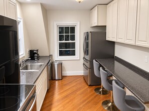 Private kitchen - 4 Bedroom Fleetwood Gem-City Access, Suburban Comfort (Mount Vernon)