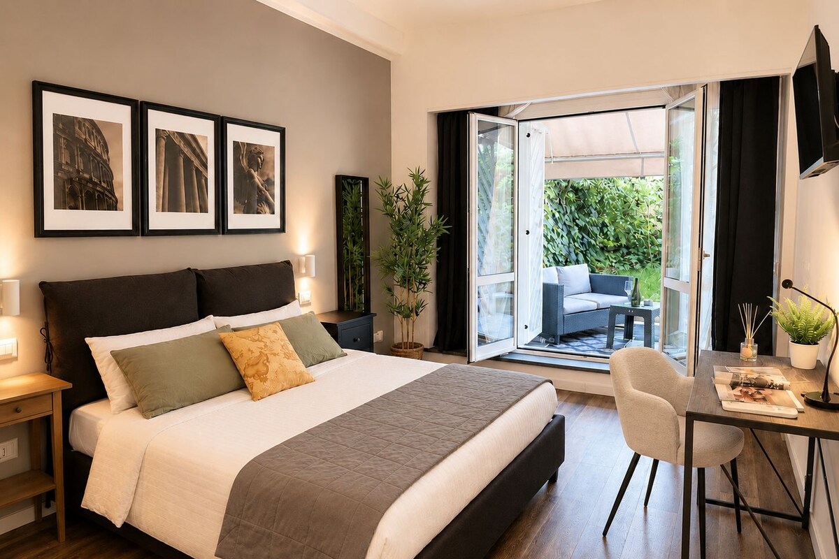 Quarto moderno com uma cama grande, uma mesa de escritório com cadeira e uma porta de vidro deslizante que dá para uma área externa.