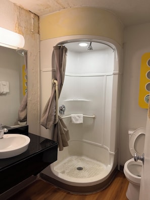 Bathroom - Economy Suites Kansas City (Kansas City)