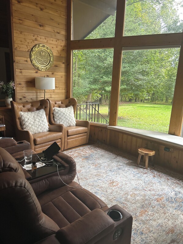 Unclassified image, 1 of 15, button - Beautiful 5-bedroom cabin with AC in charming Nokesville (Nokesville)