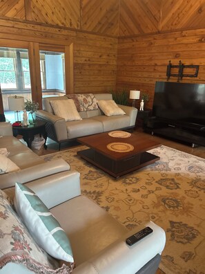 Living area - Beautiful 5-bedroom cabin with AC in charming Nokesville (Nokesville)