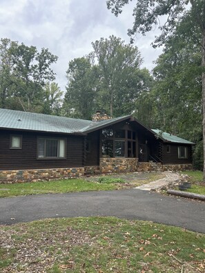Exterior - Beautiful 5-bedroom cabin with AC in charming Nokesville (Nokesville)