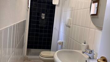 A bathroom with a toilet, bidet, and bathtub.