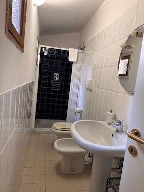 A bathroom with a toilet, bidet, and bathtub. - Classic One-Bedroom Apartment 1 (Bologna)