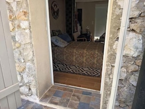 Room - Vence, French Riviera – Cozy Getaway for 2, Peaceful & Natural Setting, Near Nice (Provence-Alpes-Côte d'Azur)