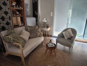 Living area - Vence, French Riviera – Cozy Getaway for 2, Peaceful & Natural Setting, Near Nice (Provence-Alpes-Côte d'Azur)