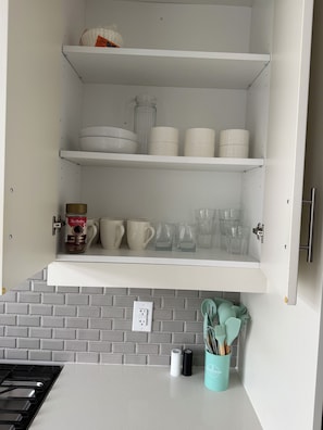 A kitchen with white cabinets, a tiled backsplash, and a countertop with a stove. - Cambridge Parkside Oasis - 3Bed l 2.5 Bath l GYM l 4 Parking- Walk2 Smart Centre (Cambridge)