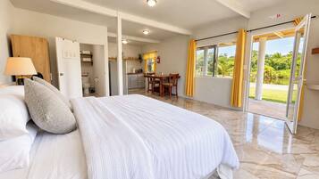 Una habitación de hotel con cama, escritorio y vistas al exterior.