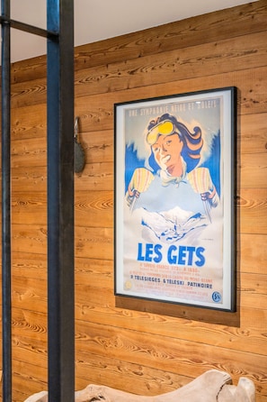 A framed poster on a wooden wall. - Alpavi Chalet - Les Gets - Ski-in/Ski-out (Les Gets)