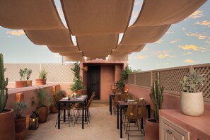 Outdoor dining - Fabulous 4-bedroom Riad with Pool in vibrant Marrakech (Marrakech)