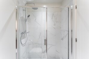 Bathroom - GuestReady - Cozy Porto Retreat with Balcony (Porto)