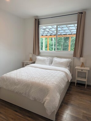Room - Modern 1BR Suite in Granthams Landing (Gibsons)