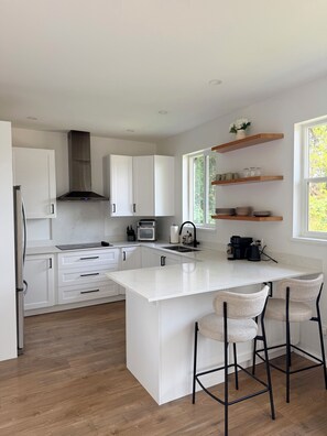 Private kitchen - Modern 1BR Suite in Granthams Landing (Gibsons)