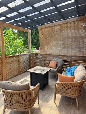 Terrace/patio - Modern 1BR Suite in Granthams Landing (Gibsons)