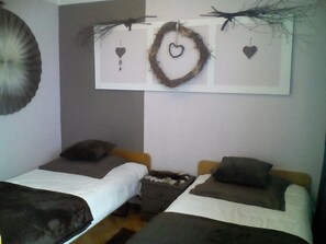 Room - Cottage 'Le Chalet - Domaine Fritz' with Mountain View, Private Terrace and Step-Free Access (Kaysersberg Vignoble)