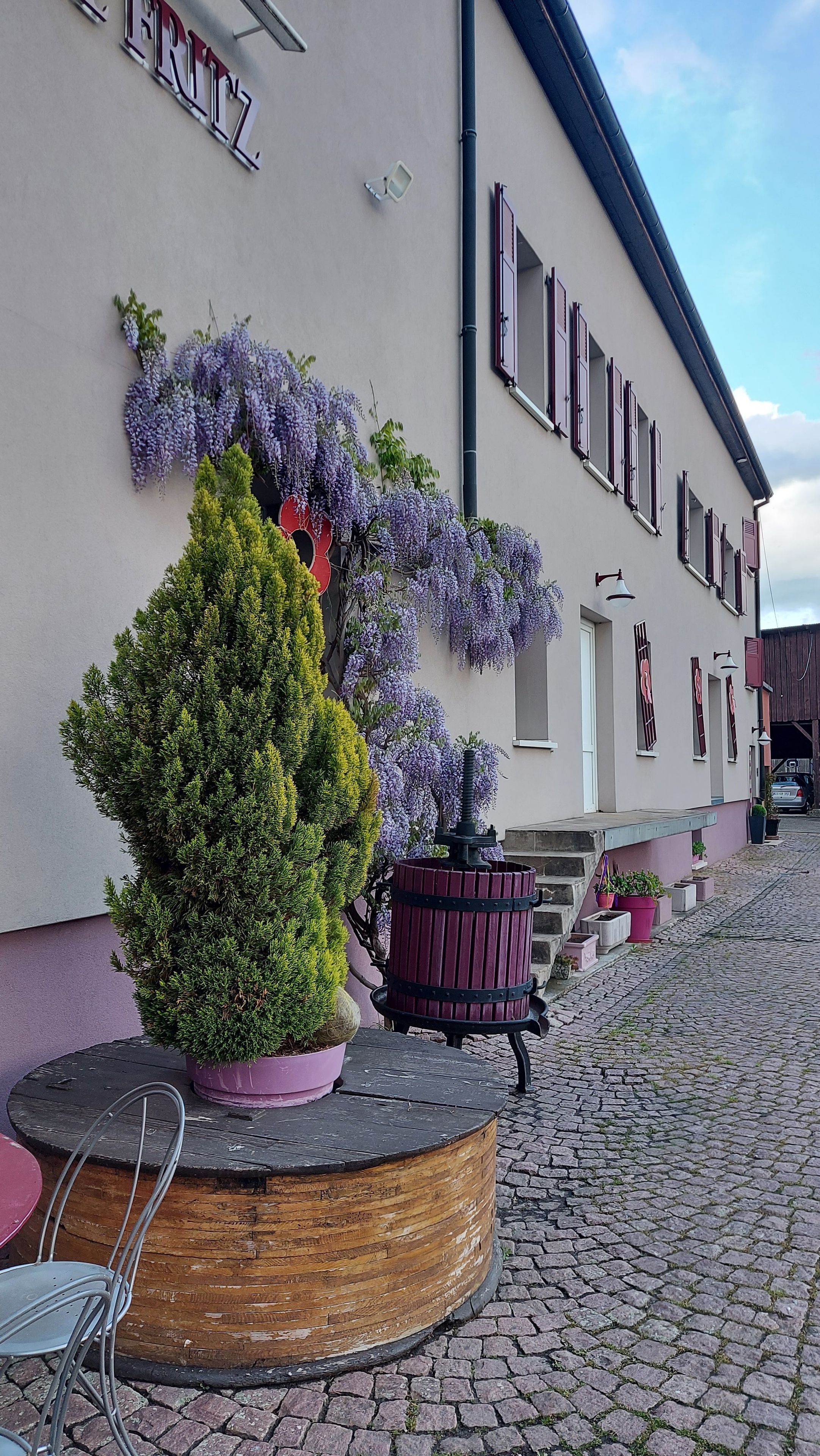 Un edificio con un letrero que dice 'ERITZ' y una calle empedrada.