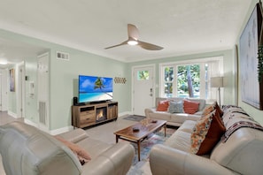 Living area - Sleeps 8! 5 Min. to Beaches with Hot Tub. Pets OK. (St. Petersburg)