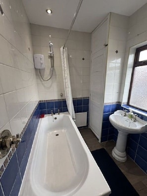 A bathroom with a bathtub, a sink, and a shower. - Cheshire View 4 Beds House close to Wrexham City Centre (Summerhill)