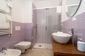 A modern bathroom with a glass-enclosed shower, a white sink with a large basin, a toilet, and a bidet. - Nonna Mary - Ulivo by Espresso Rentals (Sant'Agata Sui Due Golfi)