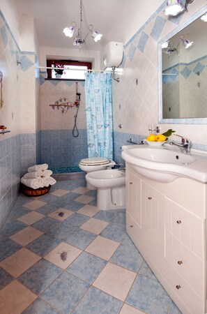 A bathroom with a shower, toilet, and sink. - Villa Rosanto by Espresso Rentals (Arenaccia)