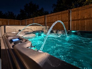 Outdoor spa tub - Epic Center Escape-Great Location + Luxury + Games + Private Backyard + Hot Tub (Grand Prairie)