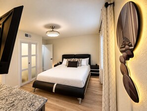 Room - Epic Center Escape-Great Location + Luxury + Games + Private Backyard + Hot Tub (Grand Prairie)