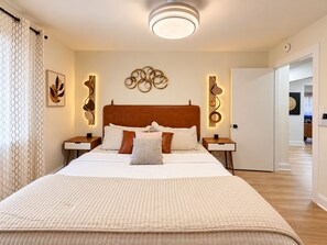 Room - Epic Center Escape-Great Location + Luxury + Games + Private Backyard + Hot Tub (Grand Prairie)