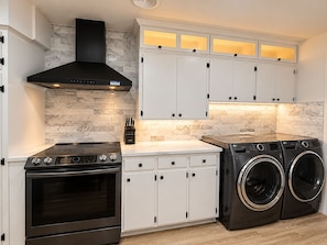 Private kitchen - Epic Center Escape-Great Location + Luxury + Games + Private Backyard + Hot Tub (Grand Prairie)