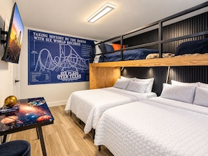 Room - Epic Center Escape-Great Location + Luxury + Games + Private Backyard + Hot Tub (Grand Prairie)