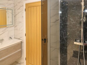 Bathroom - The Cart Barn at Cadwgan Farm (Whitland)