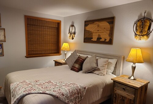 Coconut Grove, Colorado
Renovated, pet-friendly, 1-bedroom, 1-bath, lower-level