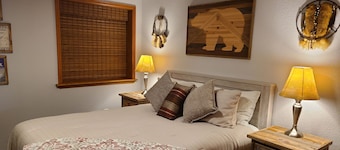Coconut Grove, Colorado
Renovated, pet-friendly, 1-bedroom, 1-bath, lower-level