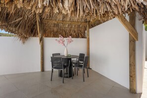 Outdoor dining - Ruim en luxe vakantiehuis in Villapark Fontein met 2 slaapkamers, 2 badkamers, volledig uitgeruste keuken en airco in alle ruimtes. Geniet van je privézwembad, terras met palapa en de nabijheid van de mooiste stranden van Curaçao. (Willemstad)