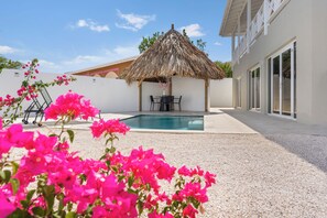 Pool - Ruim en luxe vakantiehuis in Villapark Fontein met 2 slaapkamers, 2 badkamers, volledig uitgeruste keuken en airco in alle ruimtes. Geniet van je privézwembad, terras met palapa en de nabijheid van de mooiste stranden van Curaçao. (Willemstad)