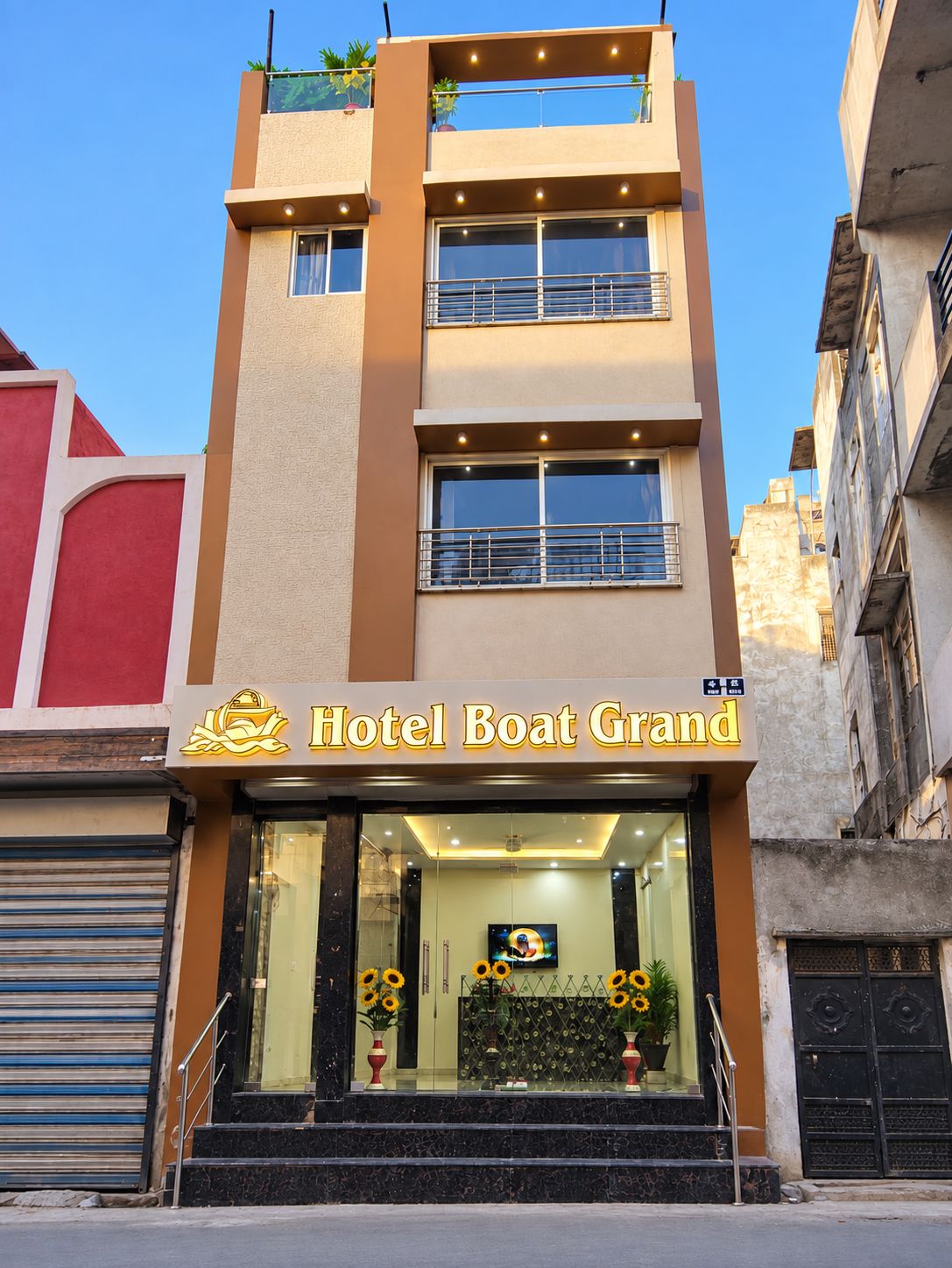 A hotel with a sign reading 'Hotel Boat Grand.'