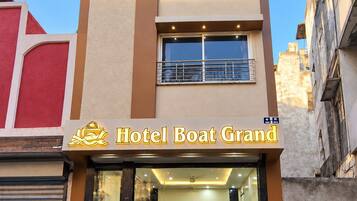 A hotel with a sign reading 'Hotel Boat Grand.'