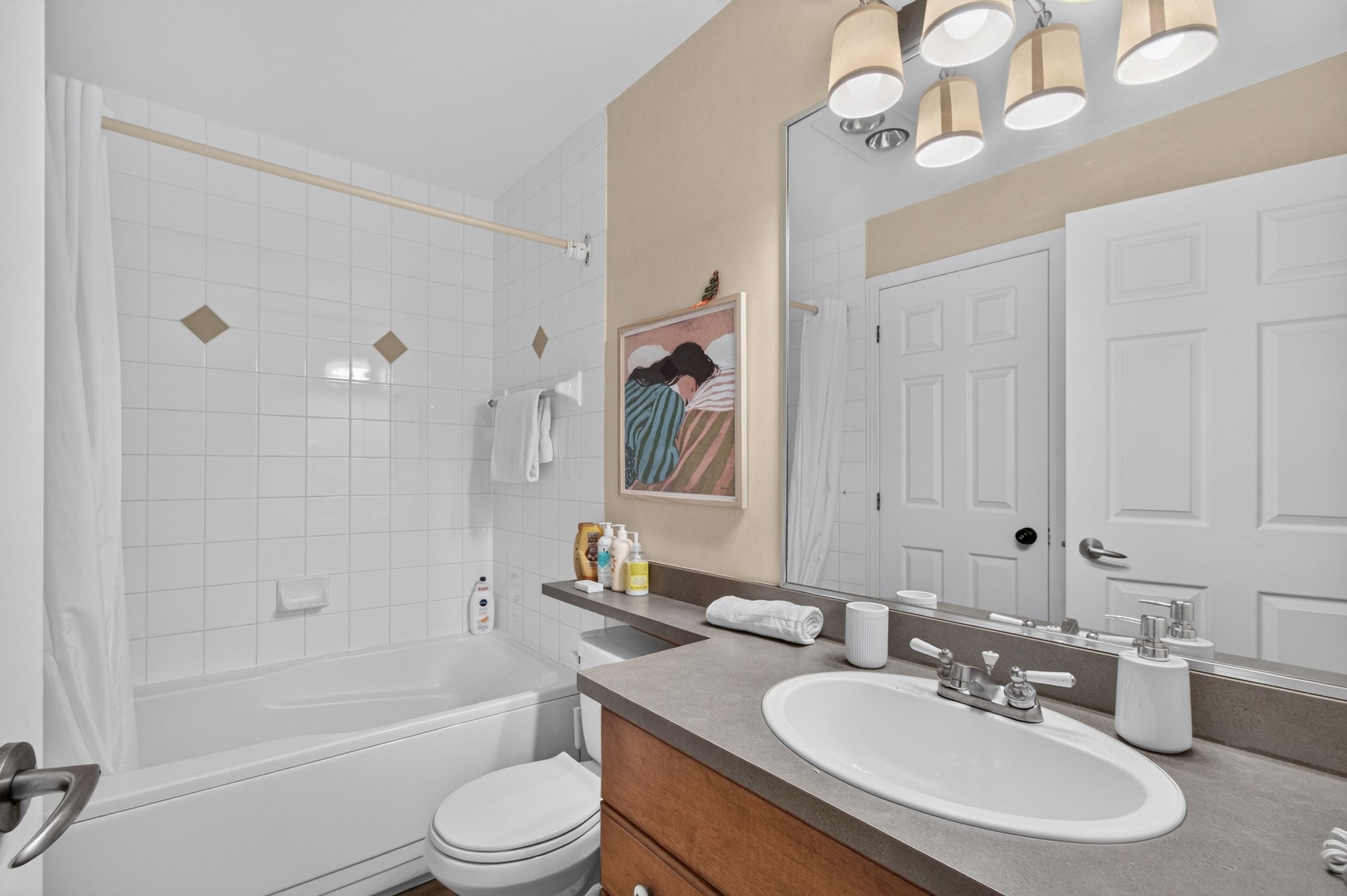 Un baño moderno con bañera, inodoro y lavamanos.