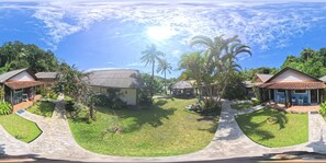 A tropical resort with multiple bungalow-style accommodations, a central gazebo, and a well-maintained lawn. - Pousada Canto da Galheta (Paranaguá)