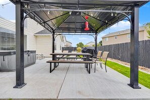 Outdoor dining - Spacious 5-bedroom house in quaint Middleton with AC (Middleton)